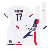 Otroški Nogometni dresi Paris Saint-Germain Vitinha #17 Gostujoči 2024-25 Kratek Rokav (+ Kratke hlače)